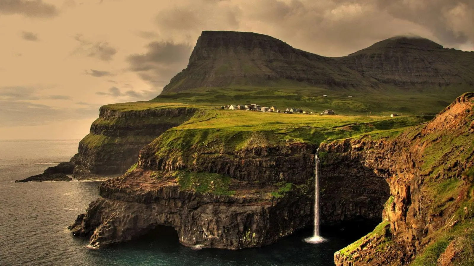 Ecotourism in Ecosystems - Discover Nature Wonders from Mountaintops to Seafloors